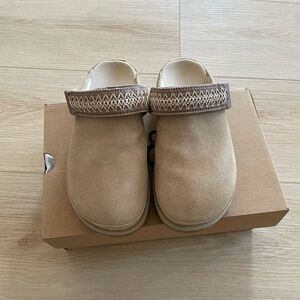 Brand New Goldenstar UGGbraid Clogs/ Size 6